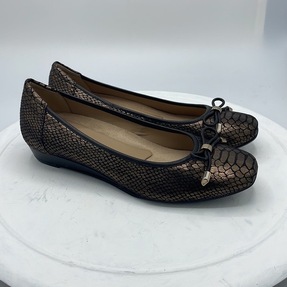 NWOT-Naturalizer Dove Wedge Flats - Picture 9 of 15